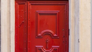 A red door with a keyhole and a number '19' above it. - Maison du Collectionneur (Aix-en-Provence)