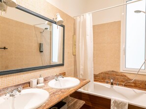 Bathtub, hair dryer, towels - Two bedroom apartment (Barcelona)