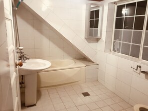 Eenvoudige Twin kamer, 2 tweepersoonsbedden, niet-roken, uitzicht op zee | Badkamer | Een douche, gratis toiletartikelen, een haardroger, pantoffels