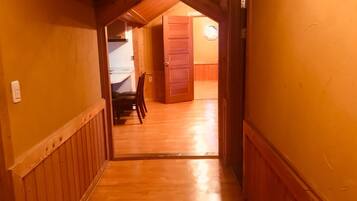 Quarto duplo básico, 2 camas de casal, para não fumantes, vista para o oceano | Área de estar