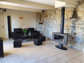 电视、壁炉、DVD 播放器、立体声音响