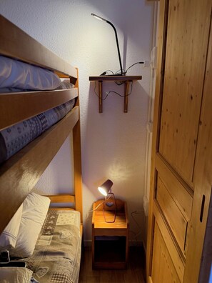 1 bedroom, iron/ironing board, free WiFi - Tignes Val Claret 2100: Ski-in/ski-out studio cabin, mountain view, sleeps 4 (Tignes)