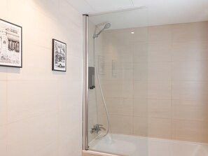 Bathtub, free toiletries, hair dryer, towels