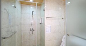 Shower, rainfall showerhead, hair dryer, slippers - 85 Asia Hotel (Kaohsiung)