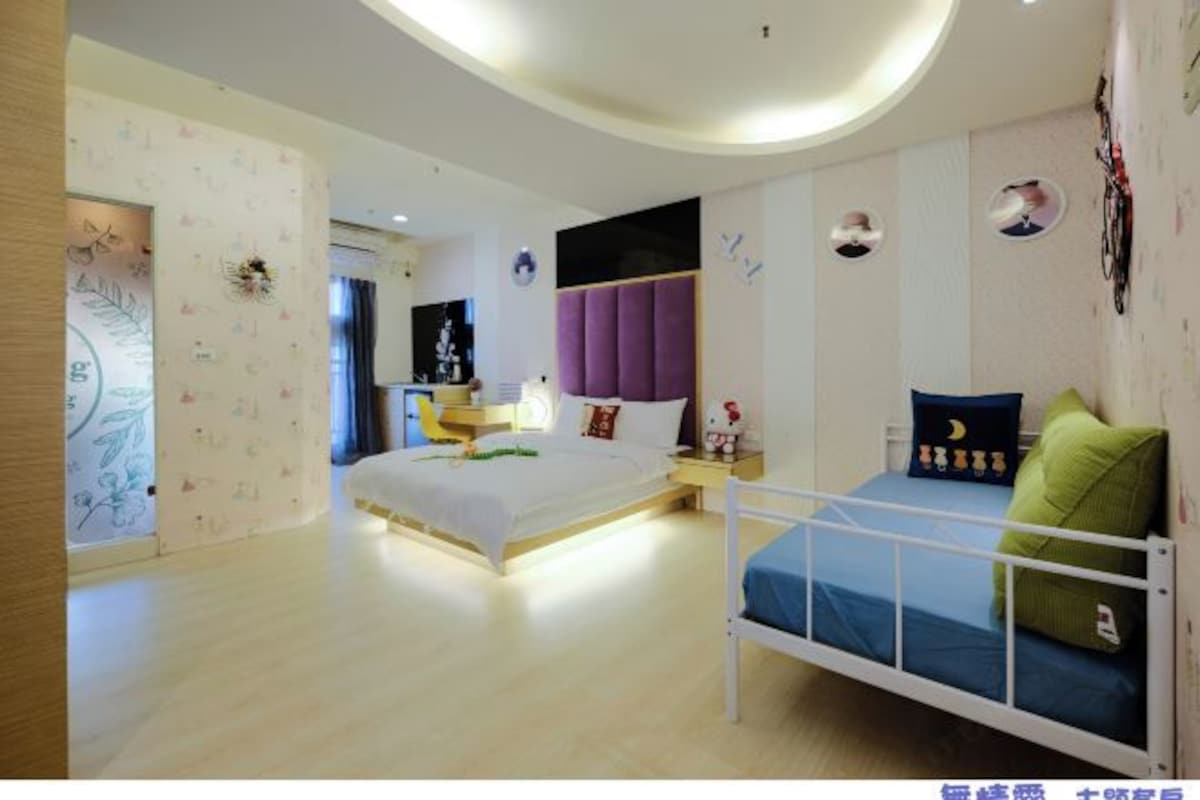Een moderne slaapkamer met een groot bed, een kleiner bed en een stapelbed.