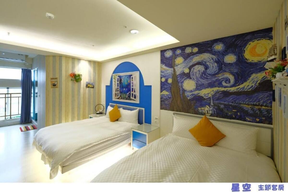 Ein Hotelzimmer mit zwei Betten, einem großen Gemälde an der Wand und Blick ins Freie.