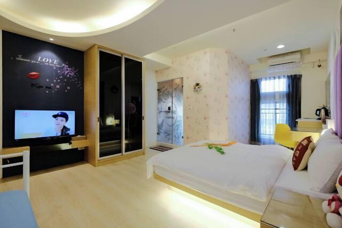 Blackout drapes, soundproofing, rollaway beds, free WiFi