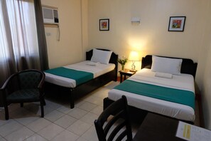 Escritorio, wifi gratis, ropa de cama