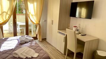 In-room safe, desk, free WiFi