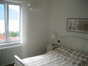 2 室のベッドルーム、アイロン / アイロン台、WiFi (無料)、ベッドシーツ