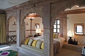 Phòng Suite Royal, 1 giường cỡ king | Két bảo mật tại phòng, bàn, giường gấp/giường phụ (phụ phí) 