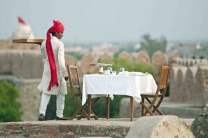 2 restaurants, international cuisine
