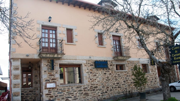 A stone building with a sign reading "Tierra de Lobos". - Hotel Rural Tierra de Lobos (Puebla de Sanabria)