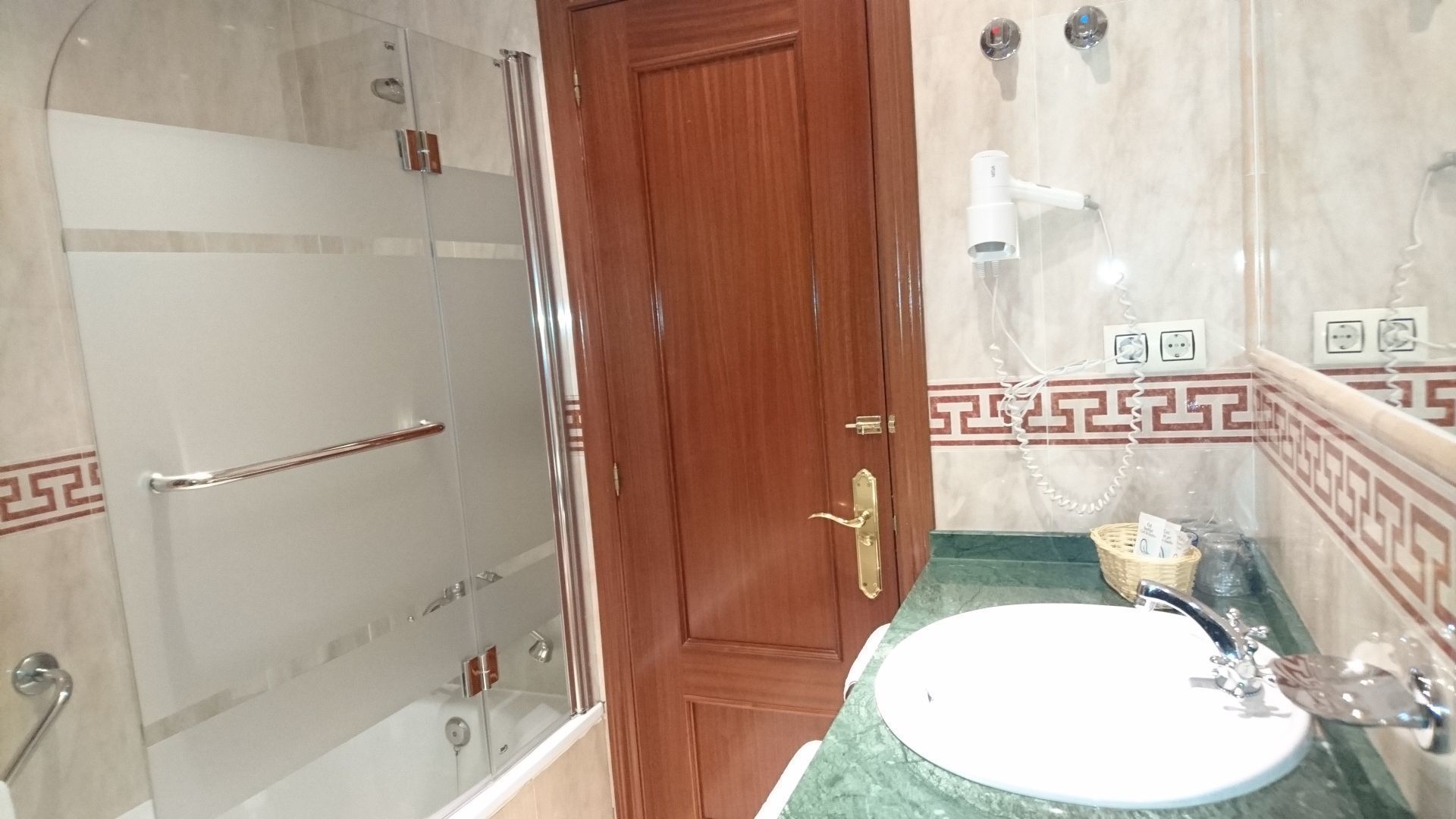 Produtos de toalete grátis, secador de cabelo, bidê, toalhas de banho