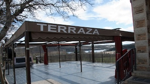 A covered outdoor area with a sign reading "TERRAZA". - Hotel Rural Tierra de Lobos (Puebla de Sanabria)