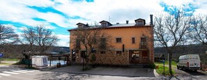 Front of property - Hotel Rural Tierra de Lobos (Puebla de Sanabria)