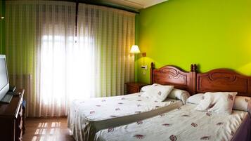 Habitación con 1 cama matrimonial o 2 individuales | Escritorio, cunas y wifi gratis