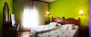 Phòng đôi hoặc 2 giường đơn | Bàn, nôi/giường cho trẻ sơ sinh (phụ phí) 