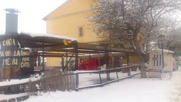 Vista frontal de la propiedad