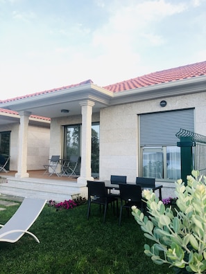 Outdoor dining - House with garden next to the beach (Areabrava) - Hío (Vilanova)