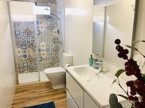 Shower, hair dryer, towels, soap - House with garden next to the beach (Areabrava) - Hío (Vilanova)