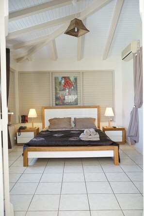 3 habitaciones, tabla de planchar con plancha y cuna de viaje