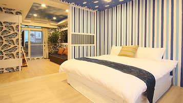 Family Quadruple Room | Desk, blackout drapes, WiFi (free)