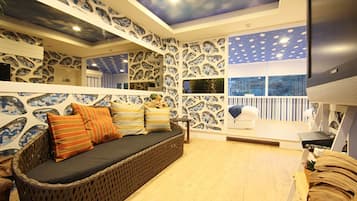 Family Quadruple Room | Desk, blackout drapes, WiFi (free)