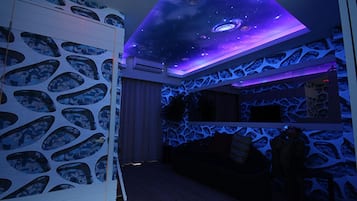Family Quadruple Room | Desk, blackout drapes, WiFi (free)
