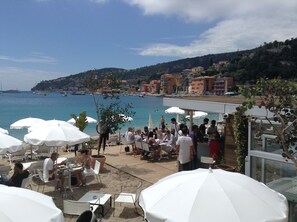 Outdoor dining - Wake Up To The Sound Of The Waves On The Beach... (Villefranche-Sur-Mer)