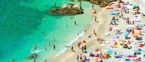 Una spiaggia nelle vicinanze