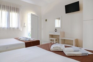 Escritorio, wifi gratis y ropa de cama 