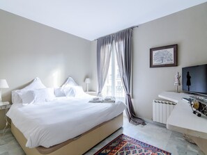 3 bedrooms, iron/ironing board, free Internet, bed sheets