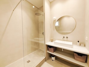 Badewanne, Haartrockner, Handtücher