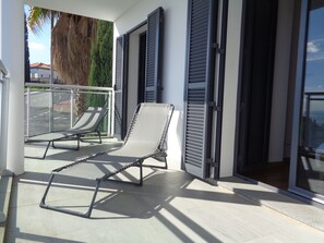Terrace/patio - Paradisus Stylish Family Living in a 3-Bedroom Condo with Swimming Pool (Caniço)