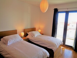 3 bedrooms, iron/ironing board, WiFi, bed sheets - Paradisus Stylish Family Living in a 3-Bedroom Condo with Swimming Pool (Caniço)