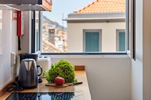 冰箱、微波炉、茶具/咖啡用具、电热水壶