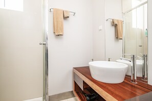 Douche, sèche-cheveux, serviettes fournies