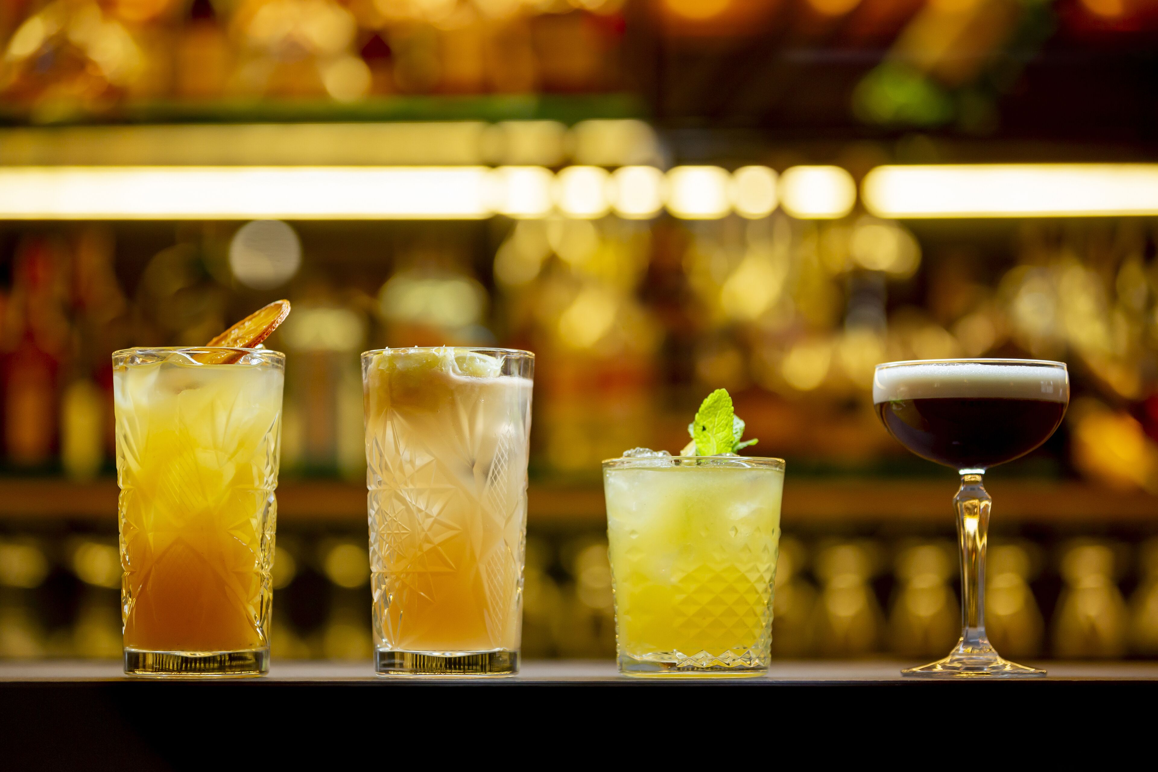 Drie verschillende soorten drankjes op een bargedeelte.