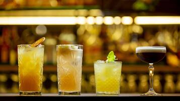 Drie verschillende soorten drankjes op een bargedeelte.