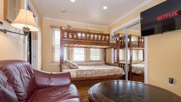 Luxury Apartment #4 - 3-5 people | 2 bedrooms, Egyptian cotton sheets, premium bedding, Select Comfort beds