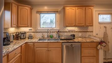 Comfort Apartment, 2 Bedrooms, Non Smoking, Balcony | Private kitchen | Full-sized fridge, microwave, oven, stovetop