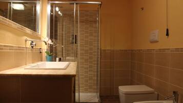 SĂšche-cheveux, serviettes fournies