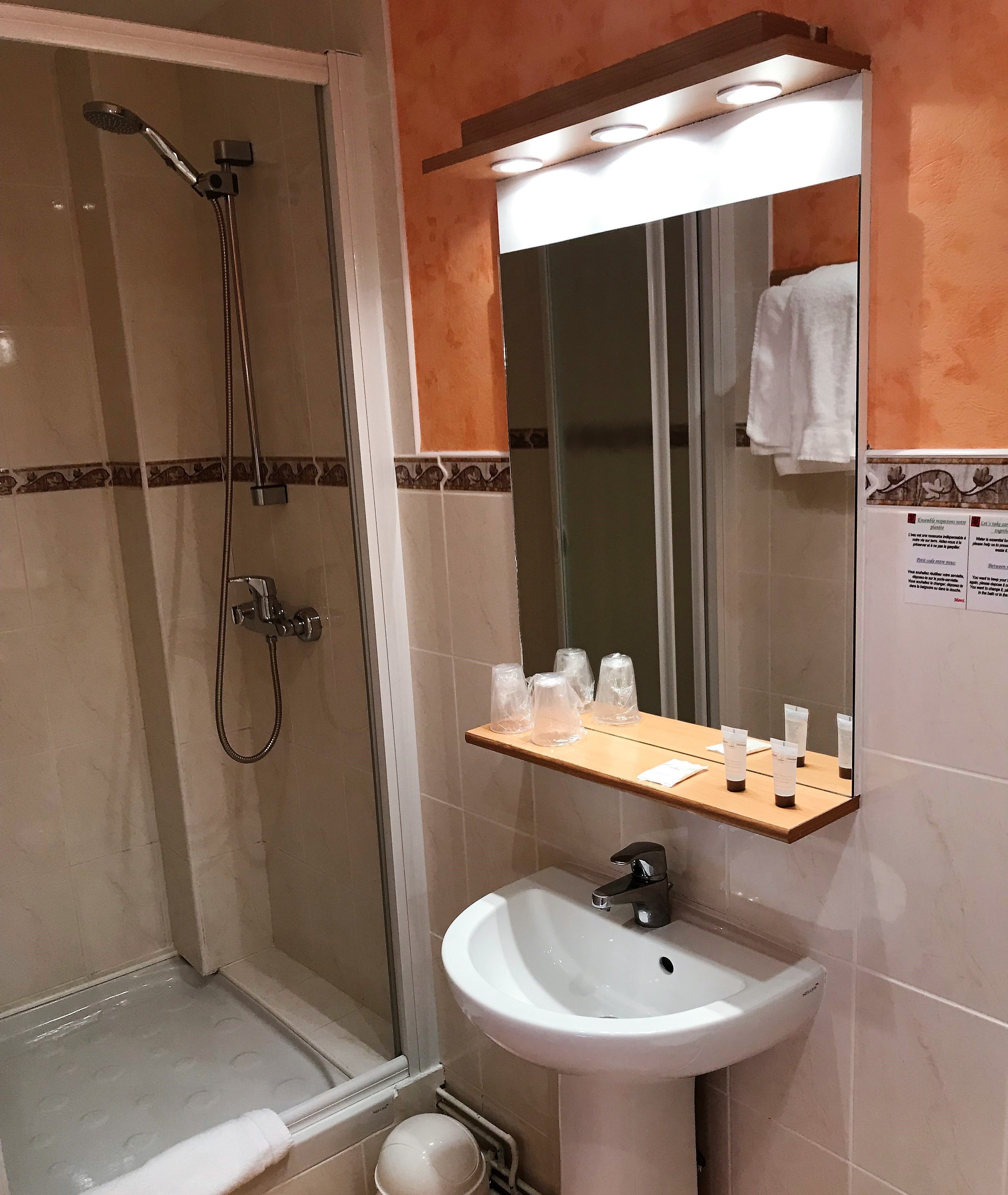 standard room | bathroom | free toiletries, towels