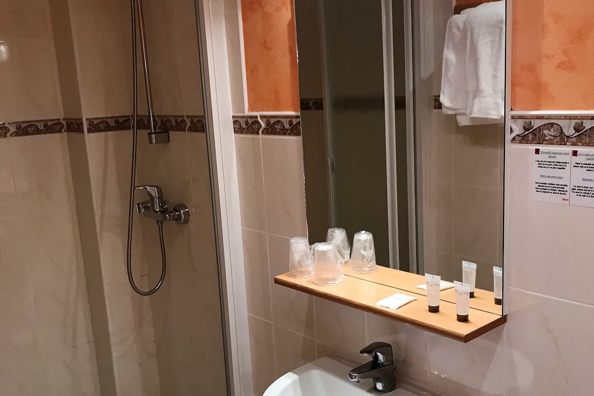 standard room | bathroom | free toiletries, towels