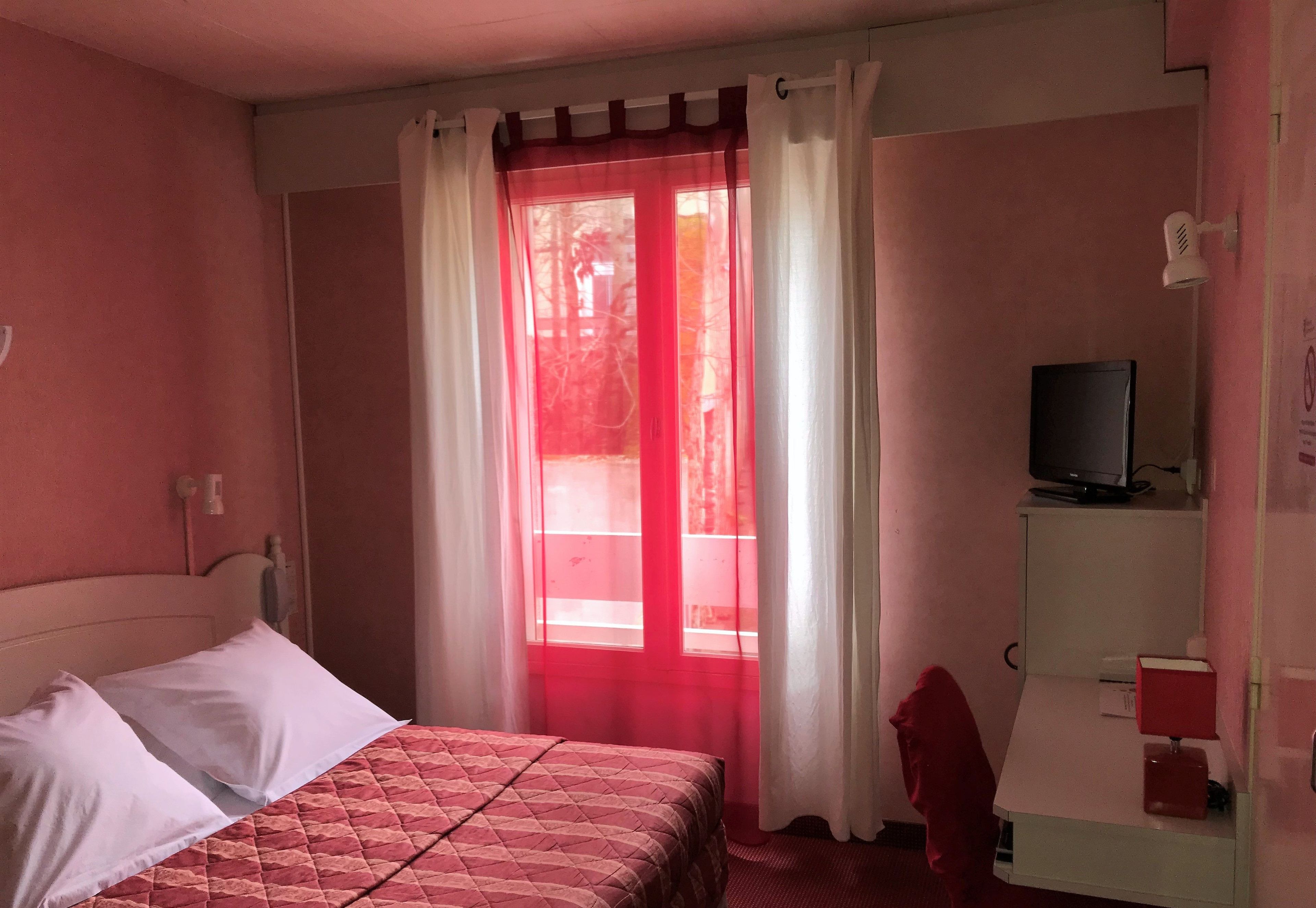 standard room | individually decorated, desk, free wifi, bed sheets