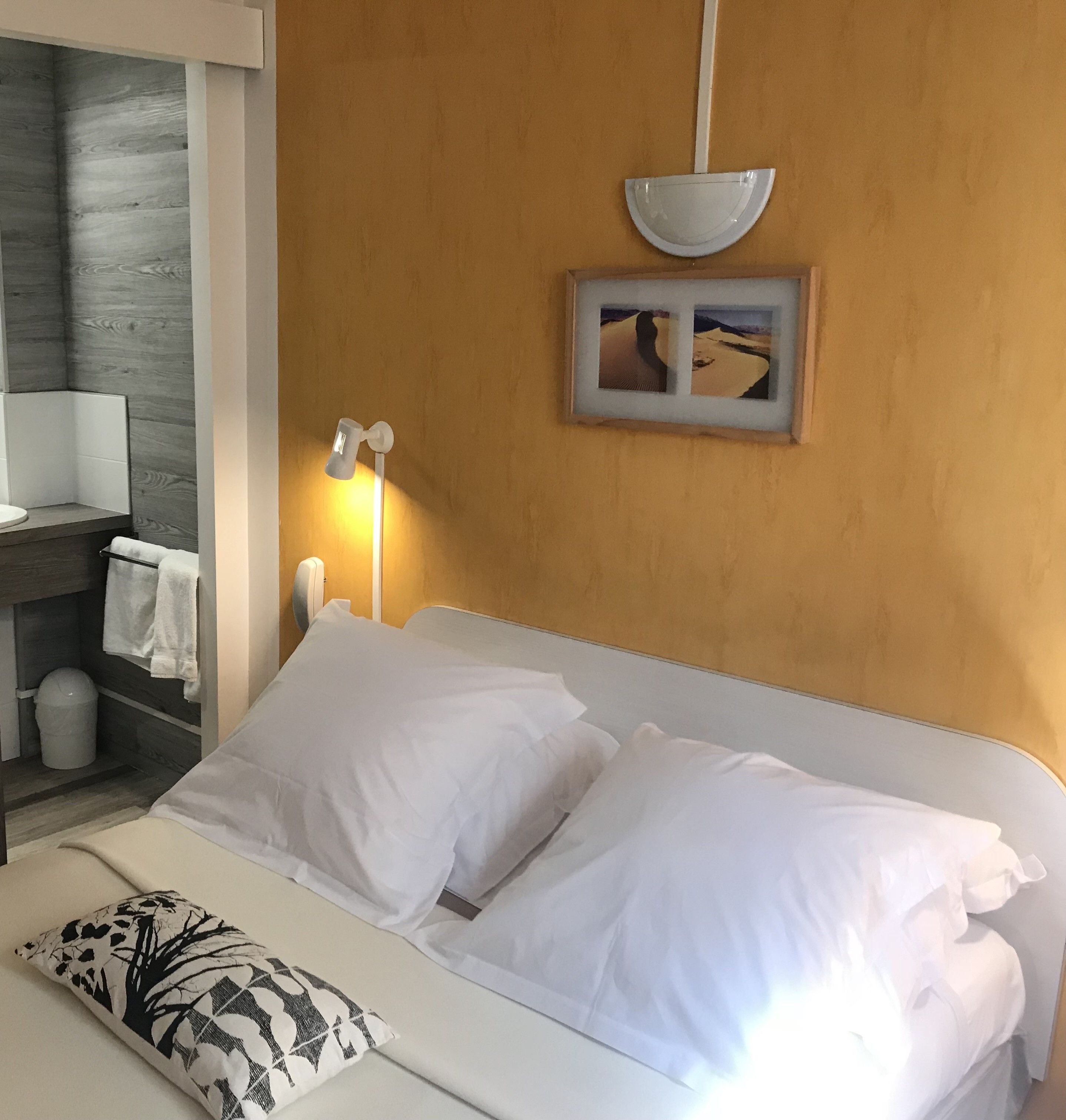 standard room | individually decorated, desk, free wifi, bed sheets