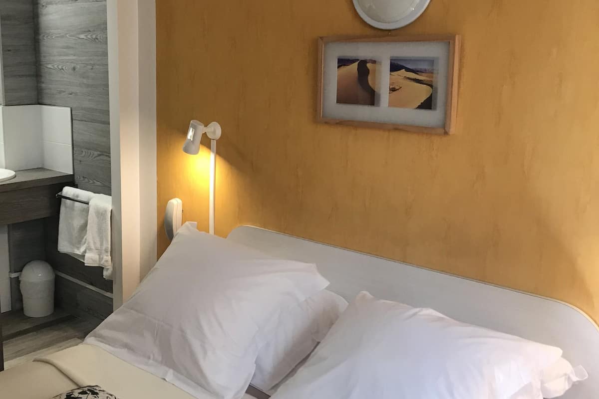 standard room | individually decorated, desk, free wifi, bed sheets