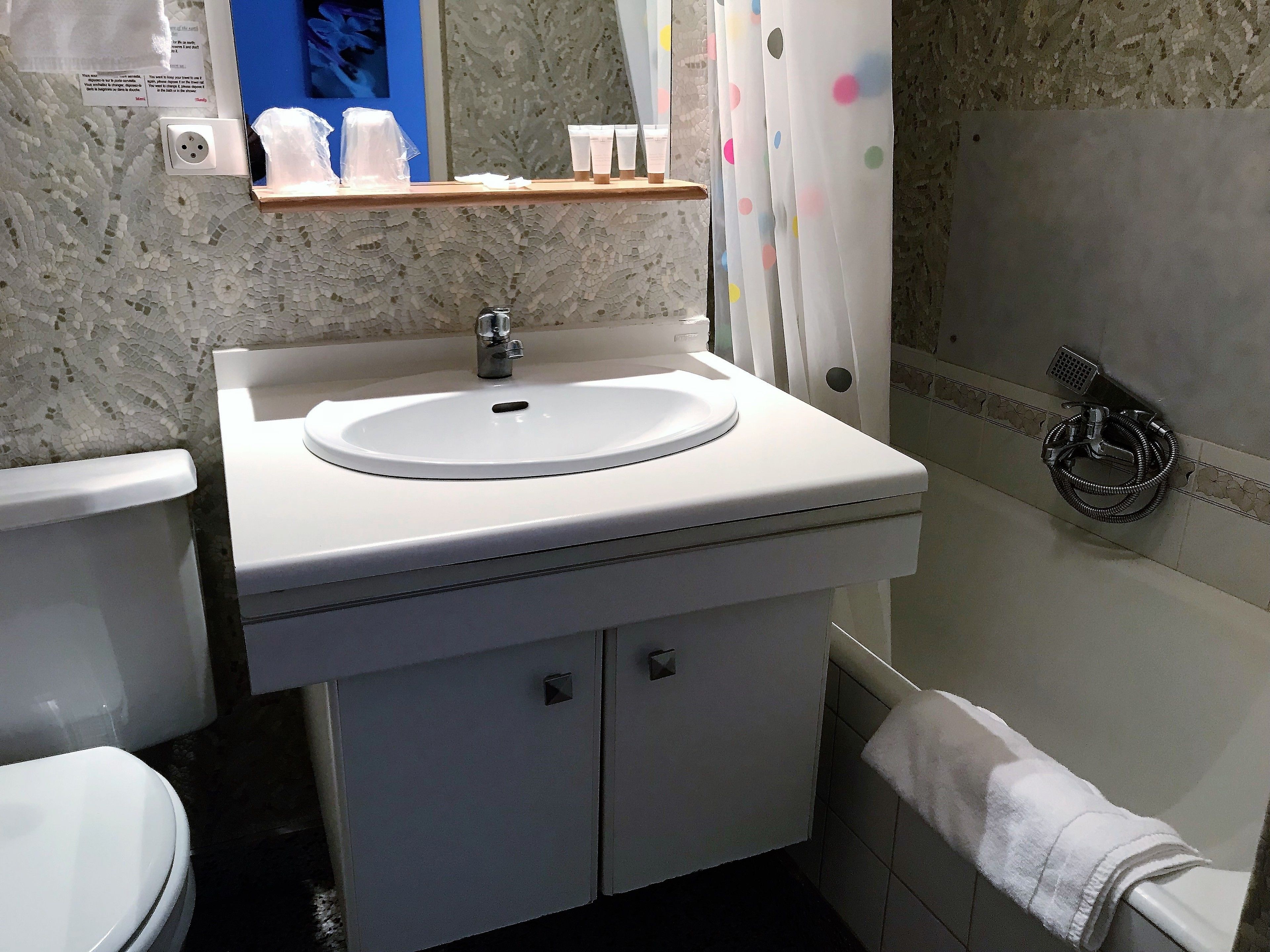 comfort room | bathroom | free toiletries, towels