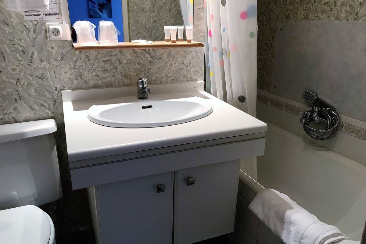 comfort room | bathroom | free toiletries, towels